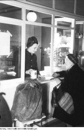 Dresden, Heiligenbornstraße 20. Bezirksgeschäftsstelle der Volkssolidarität, Verteilung von Spenden, 1946