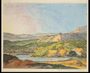 Südliche Landschaft am Meer mit bewaldeten Hügeln und einem Gewässer im Vordergrund
