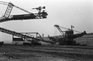 Lohsa. Tagebau Lohsa, Tagebauteil "Drei Weibern". Absetzer-Bagger zum Verfüllen tauber Massen auf der Kippe und Förderbänder (Teilansicht)
