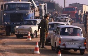 Grenzübergang bei Vacha : Autos vom Typ "Trabant" passieren nach der Grenzöffnung einen provisorischen Übergang bei Vacha, aufgenommen im Dezember 1989