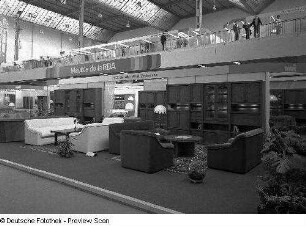 Ausstellungskojen des VEB Möbelkombinat Zeulenroda-Triebes (ZEUTRIE) mit Wohnzimmermöbeln