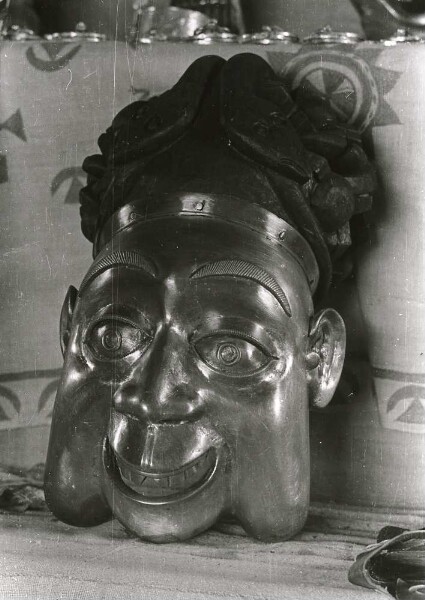 Brass mask (royal mask), intended as a wall decoration, in the Fumban Museum