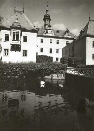 Dittersbach (Dürrröhrsdorf-Dittersbach). Schloss (1555-1563, Veränderung 18. Jh. und 1820-1840). Ansicht über den Schlossteich von Südwest