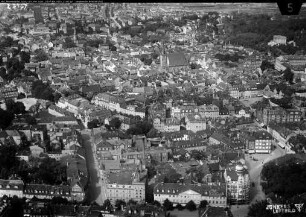 Weimar, Weimar Zentrum aus Richtung Süden. Im Vordergrund die Steubenstraße (ehemals Kaiserin-Augusta-Straße), Brauerei. Im Zentrum die Herderkirche. Im Hintergrund Nordviertel, Museumsplatz, Jakobskirche, Brühl, Goethe- und Schiller-Archiv