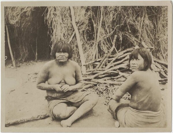 Ashluslay women chew algarrobo fruit