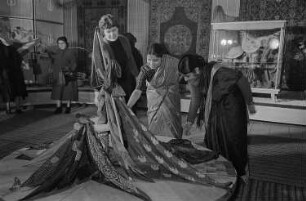 Frühjahrsmesse Leipzig, Indischer Pavillon, indische Messeteilnehmerinnen präsentieren Stoffe