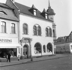 Bernau, Bürgermeisterstraße 8/Ecke Louis-Braille-Straße. Adler-Apotheke (1901). Straßenansicht (von der Bürgermeisterstraße)