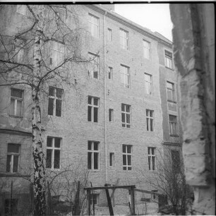 Negativ: Beschädigtes Haus, Nollendorfplatz 2, 1953