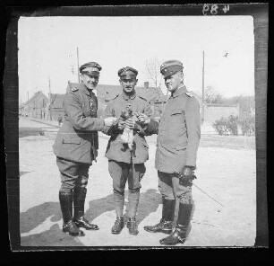 Fresnes-les-Montauban (Dep. Pas-de-Calais, Frankreich): Leutnant Förster, Offizier Knoll und Leutnant Ortner mit einem Hudewelpen