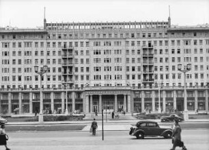 Berlin-Mitte, Stalinallee (heute Karl-Marx-Allee). Wohnhaus Block C Nord (1952-1954; R. Paulick)