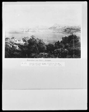 Südliche Landschaft mit einer von Bergen umgebenen Meeresbucht