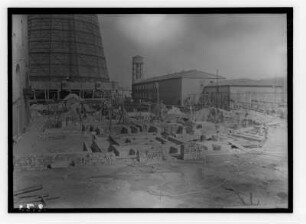 Industrie-Kraftwerk. Baustelle vor einem Kühlturm, rechts Turmpumpenhaus und Verwaltungsgebäude : Lauta (Niederlausitz). Industrie-Kraftwerk. Baustelle vor einem Kühlturm, rechts Turmpumpenhaus und Verwaltungsgebäude