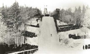 Osterzgebirge. Sachsenschanze am Geisingberg. Skispringen während der Deutschen Skimeisterschaften. Ansicht über den Auslauf