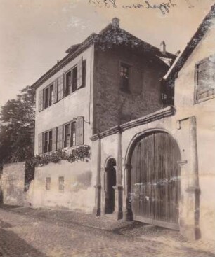 Haus mit Toreinfahrt - "Darstein- Haus" Mandelring 93
