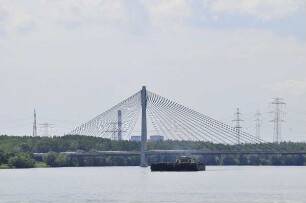 Tulln - Straßenbrücke : Moderne Straßenbrücke bei Tulln. Von der Donau aus aufgenommen am 16. Juni 2011