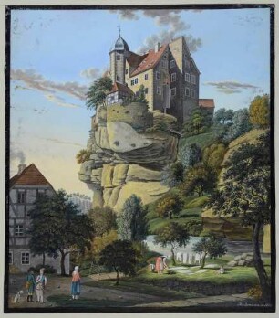 Die Burg Hohnstein in der Sächsischen Schweiz von Osten aus dem Schindergraben gesehen, im Vordergrund ein Wohnhaus, Passanten und eine Waschfrau