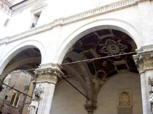 Siena: Loggia della Mercanzia