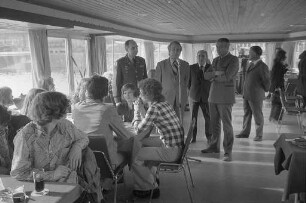 Tanz-Schiffahrt von deutschen und amerikanischen Schülern auf dem Fahrgastschiff Karlsruhe im Rahmen der deutsch-amerikanischen Freundschaftswoche