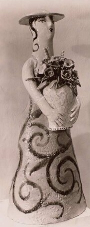 Frau mit Blumenvase