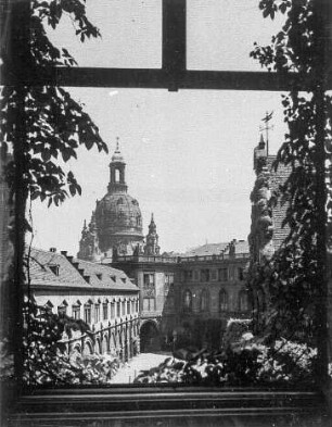 Stallhof mit Langem Gang und Johanneum : Dresden, Blick über den Stallhof mit Langem Gang und Johanneum auf die Frauenkirche