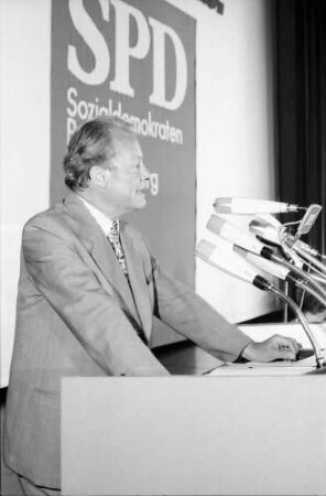 Freiburg: Stadthalle; SPD-Parteitag, Willy Brandt am Rednerpult