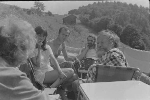 Čičmany. Akt-Pleinair 1980. Günter Rössler (links), Eva Mahn, Peter Söllner, Volkhard Wilhelm und Roger Rössing während einer Besprechung