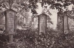 Friedhof. Grabschilder aus Kiefernholz