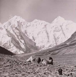 Pamir (Tadschikistan). Nördliche Akademiekette mit Sandal (6159 m), Pik Komsomolskaja Prawda (6027 m) und Musdshilga (6316 m) vom Paß Ters Agar. Blick nach Süden
