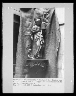 Nachguss der Statue der heiligen Elisabeth im Zelebrantenstuhl der Marburger Elisabethkirche