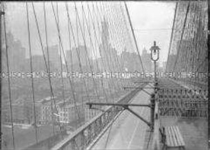 Blick auf die Brooklyn Bridge in Richtung Manhattan, New York