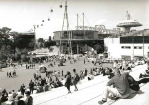Hannover. Weltausstellung. Convention Center (1995/2000) und Themenpark-Halle 7 (Mensch). Blick von der Freitreppe