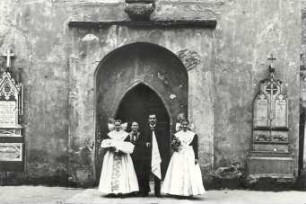 Taufe in Wittichenau : Kleidung - katholische Tracht. Ort: Hornja Łužica / Oberlausitz. Familienfoto anlässlich einer Taufe in Wittichenau.
