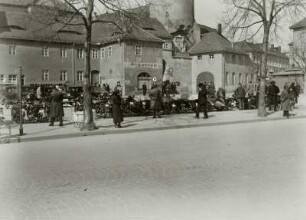Bautzen, Kornmarkt, Nordseite mit Motorradparkplatz