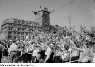Mit Blumensträußen winkende Pioniere auf dem Karl-Marx-Platz