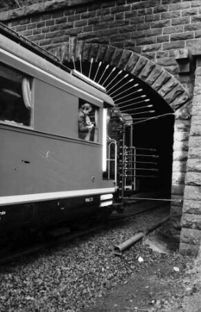 Triberg: Abtaststangen des Messwagens vor dem Tunnel