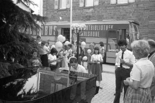 Erste Anfahrt des Bücherbusses der Stadtbibliothek Karlsruhe im Ortsteil Stupferich