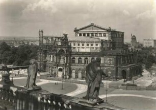 Dresden im Wiederaufbau. Dresden-Altstadt, Theaterplatz 2. Staatsoper (G. Semper, M. Semper; 1871-1878, 1945 zerstört). Blick von der Katholischen Propsteikirche