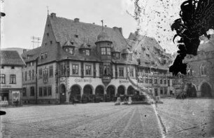 Goslar, Markt. Hotel Kaiserworth, 1494 erbaut als Gildehaus der Gewandschneider, mit Marktbrunnen