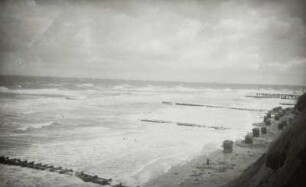 Blick vom Steilufer über den Strand und die Ostsee bei starkem Wellengang
