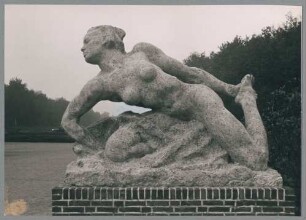 Kriechende II, 1926/27, Kalkstein