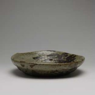 Flache Schale mit Dekor von Kiefern und Mond