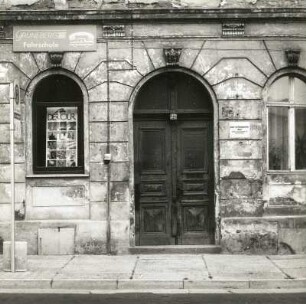 Cottbus, Marienstraße 27. Wohnhaus (2. H. 19. Jh.). Fenster u. Hauseingang