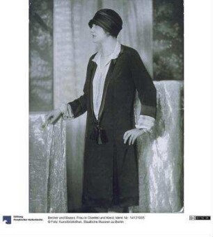 Frau in Oberteil und Kleid