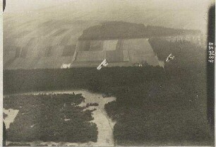 2 Flugzeuge im Luftkampf (600 m)