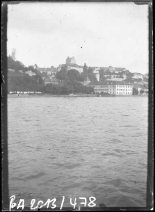 Stadt an einem Fluss oder See.