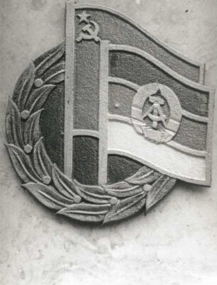 Gedenksäule für die Deutsch-Sowjetische Freundschaft. Emblem. Dippoldiswalde, Parkanlage Weißeritzstraße