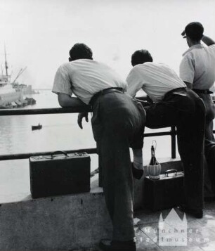 Genua. Auswanderer warten im Hafen