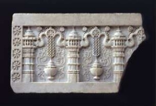 Reliefplatte mit drei Türmen