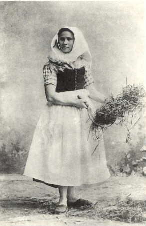 Frau in Arbeitstracht aus der katholischen Oberlausitz : Kleidung - katholische Tracht. Ort: Hornja Łužica / Oberlausitz. Frau in Arbeitstracht aus der katholischen Oberlausitz