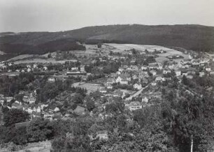 Blick vom Buchberg auf Sebnitz : Sebnitz. Blick vom Buchberg über die Stadt zum Finkenberge, Gerstenberge (rechts) und Unger (links), Aufnahme Möbius 1953